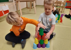 Chłopcy pokazują jaka wieże wspólnie zbudowali